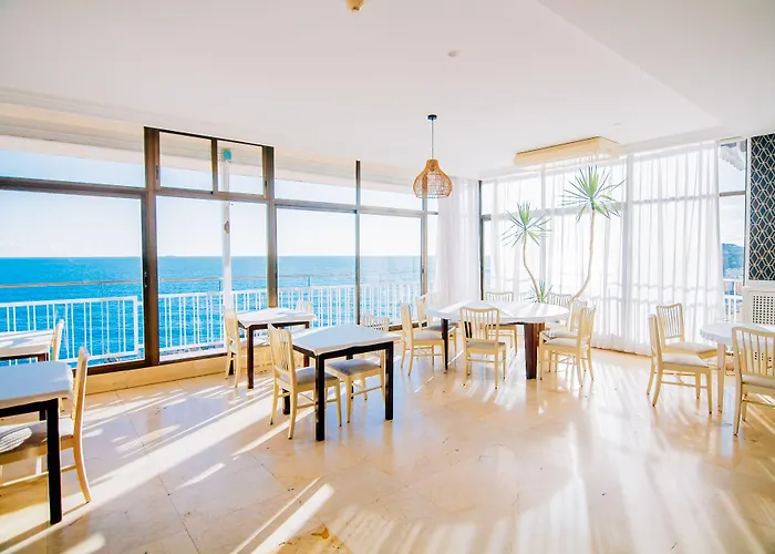 Hotel Roger De Flor By Seleqtta